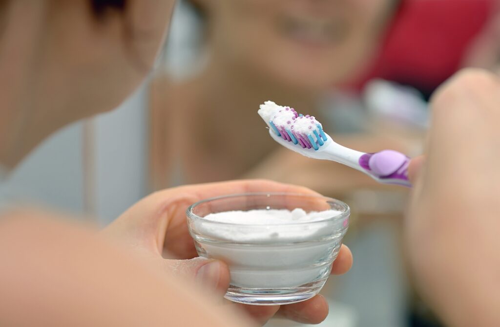 Comment avoir des dents blanches avec du bicarbonate de soude ?