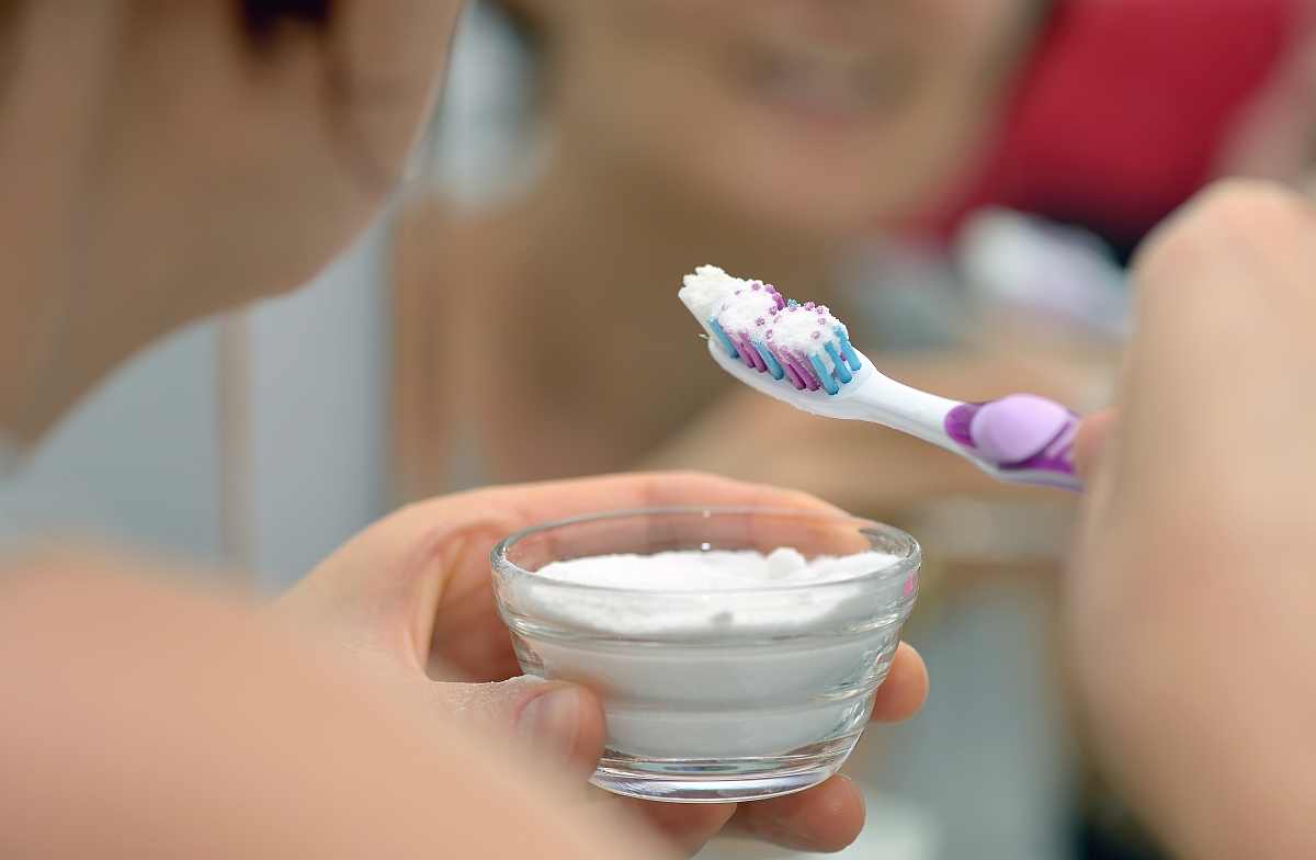 Poudre de blanchiment dentaire au bicarbonate de soude