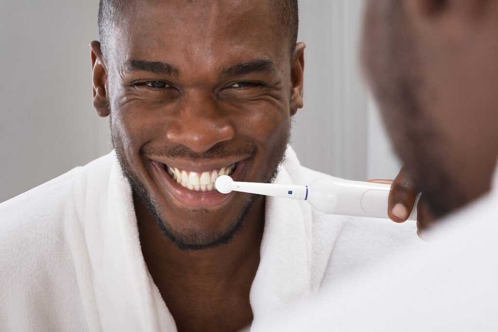 Eau oxygénée pour blanchir les dents : efficace ou non ?